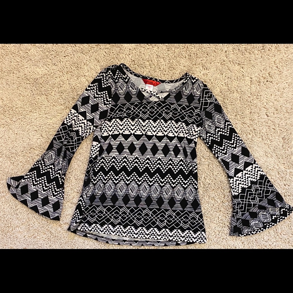 Shirt with flounce sleeves